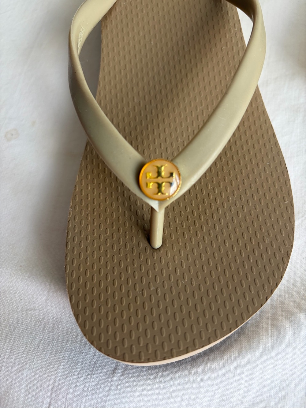 Tory Burch Taupe Thin Wedge Platform Flip Flops Sandals Gold Logo - Picture 10 of 15
